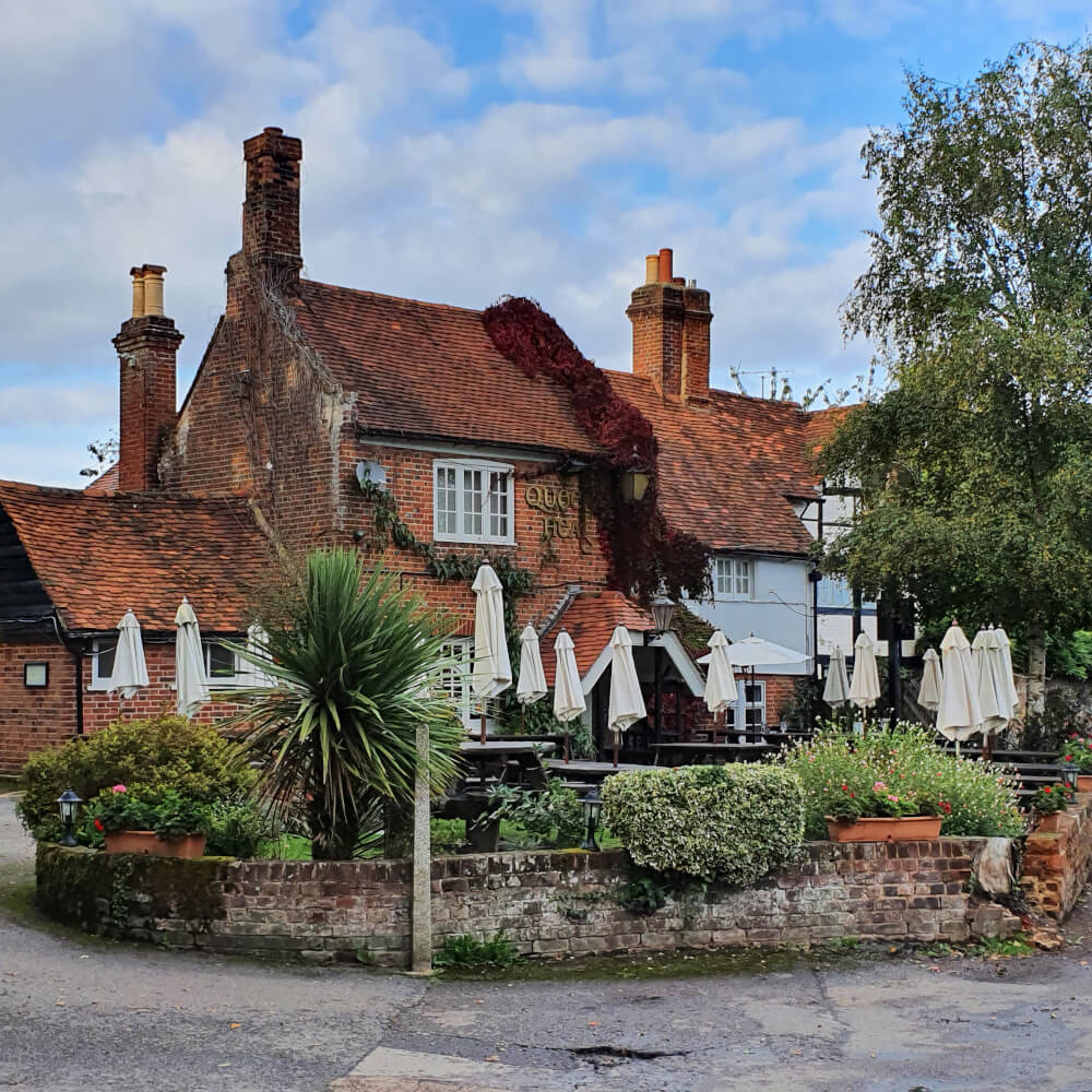 The Queens Head Pub in Little Marlow